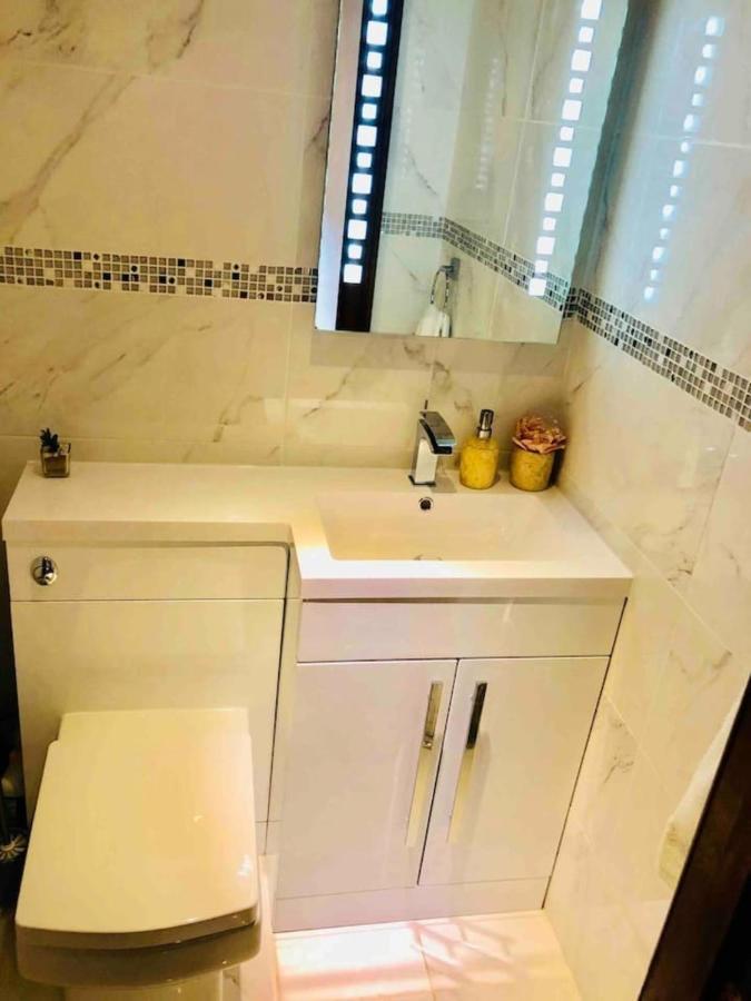 Beautiful 4-Bed Villa In 格拉斯哥 外观 照片